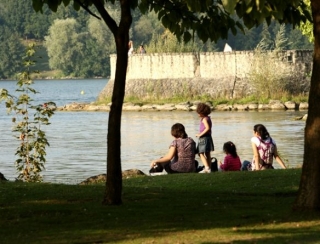  Family leisure walk. 